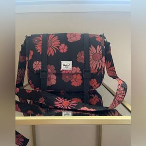 🆕 HERSCHEL SUPPLY COMPANY • floral messenger bag